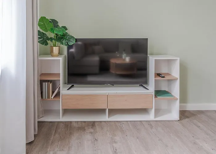 Apartment Benville Bv01 - Ideal Fuer 4-6 Personen - Wlan, Waschmaschine, Parkplatz - 2 Schlafzimmer - 1 Km Zum Bahnhof - Ruhige Lage *