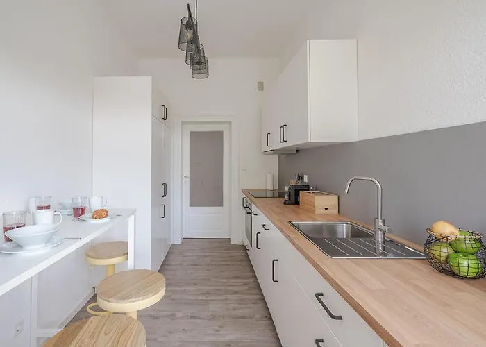 Benville Bv01 - Ideal Fuer 4-6 Personen - Wlan, Waschmaschine, Parkplatz - 2 Schlafzimmer - 1 Km Zum Bahnhof - Ruhige Lage Apartment *